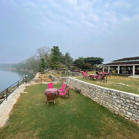 Chitwan Riverside Resort Sauraha Bagian luar foto