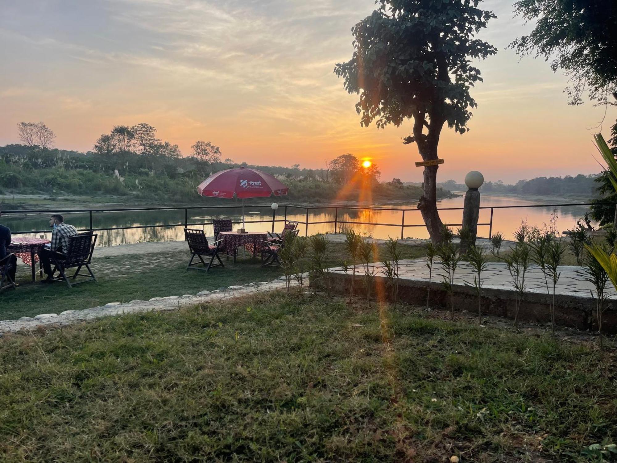 Chitwan Riverside Resort Sauraha Bagian luar foto