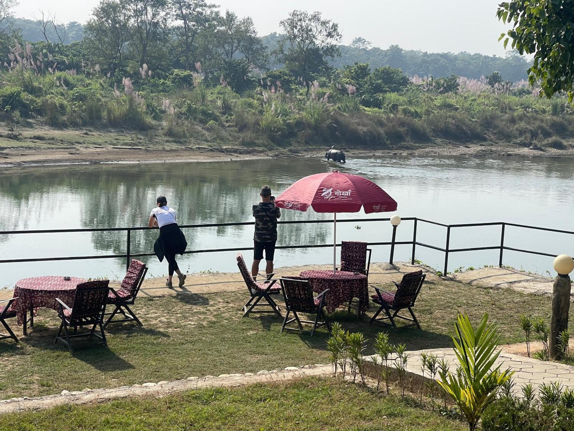 Chitwan Riverside Resort Sauraha Bagian luar foto