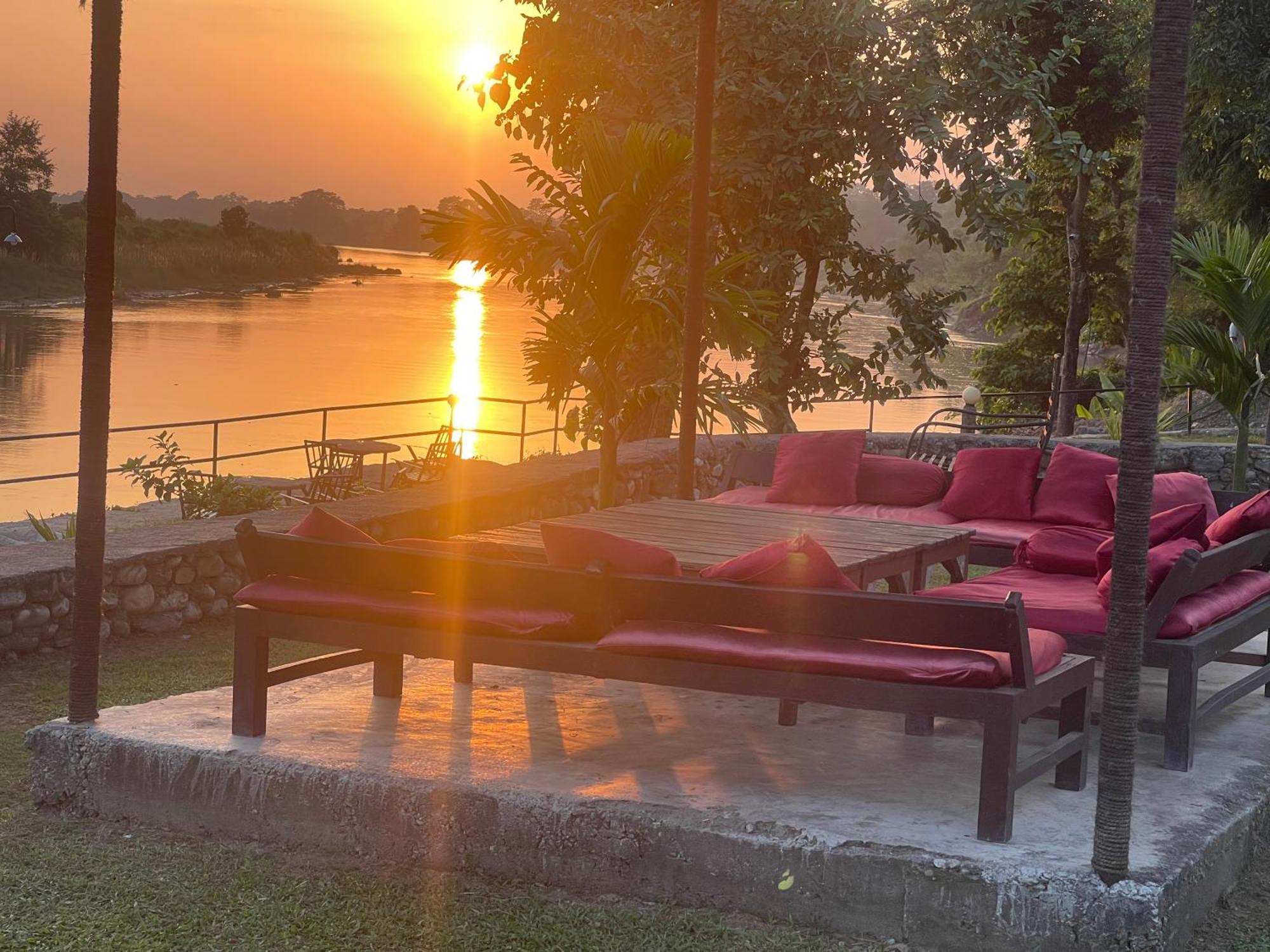 Chitwan Riverside Resort Sauraha Bagian luar foto