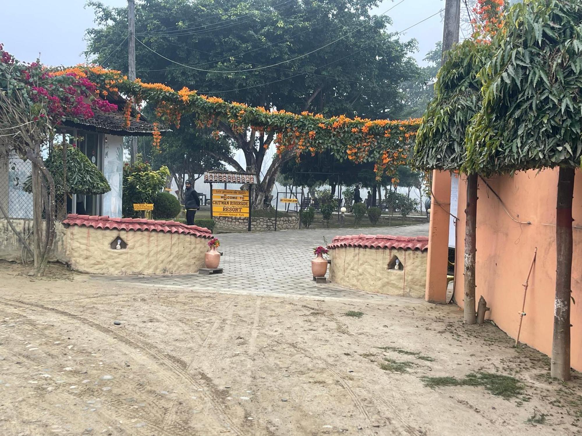 Chitwan Riverside Resort Sauraha Bagian luar foto