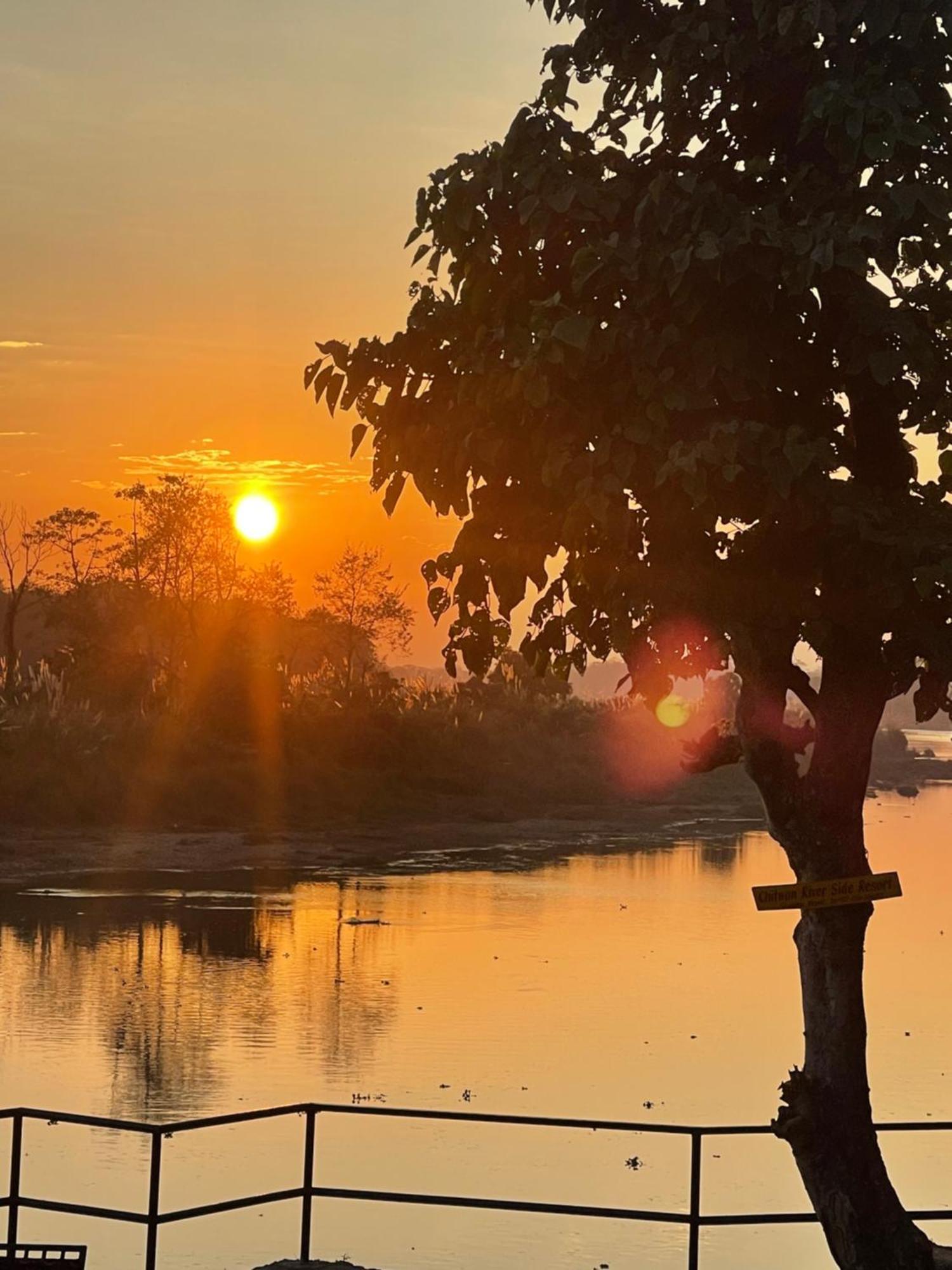 Chitwan Riverside Resort Sauraha Bagian luar foto