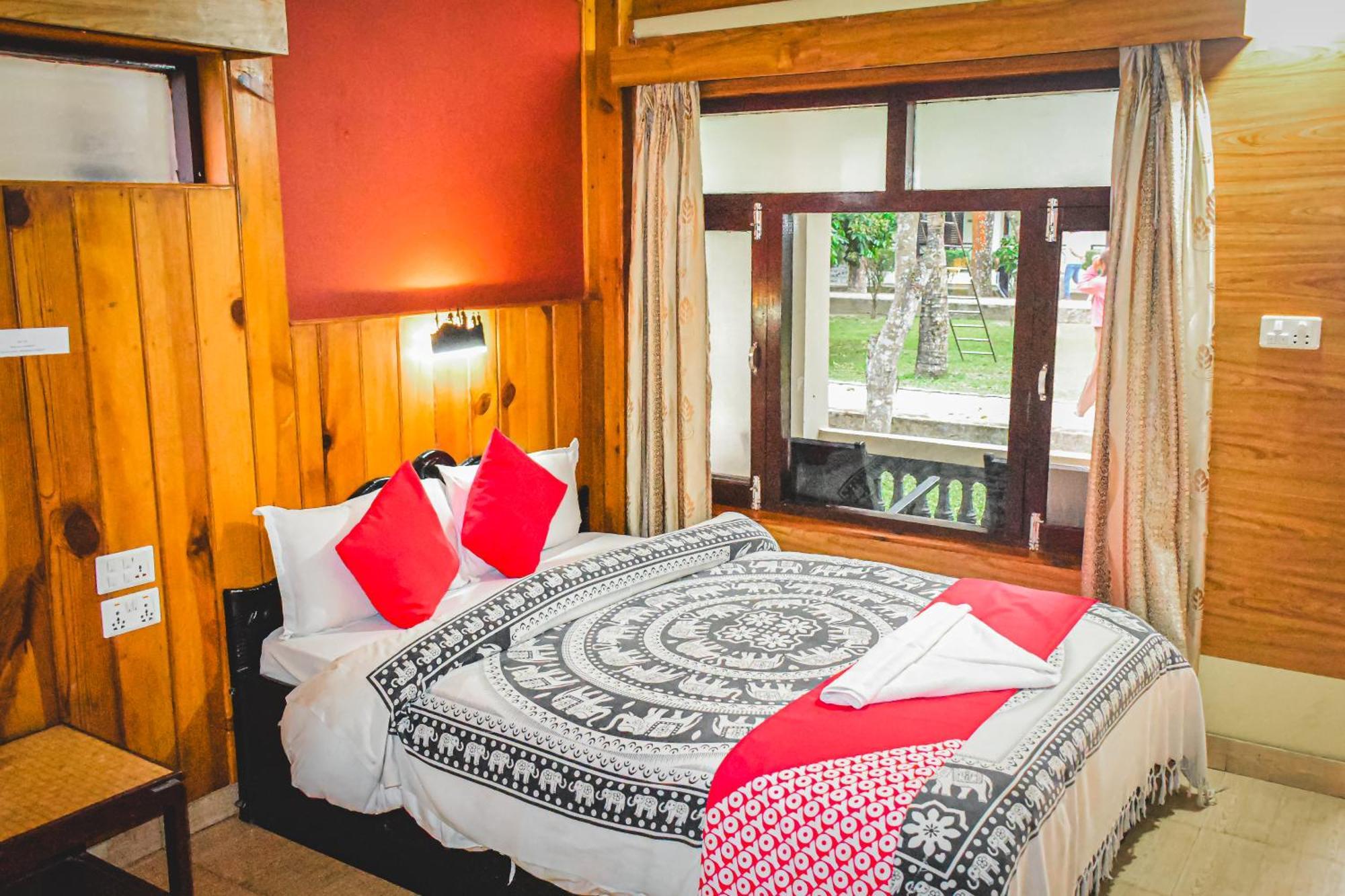 Chitwan Riverside Resort Sauraha Bagian luar foto