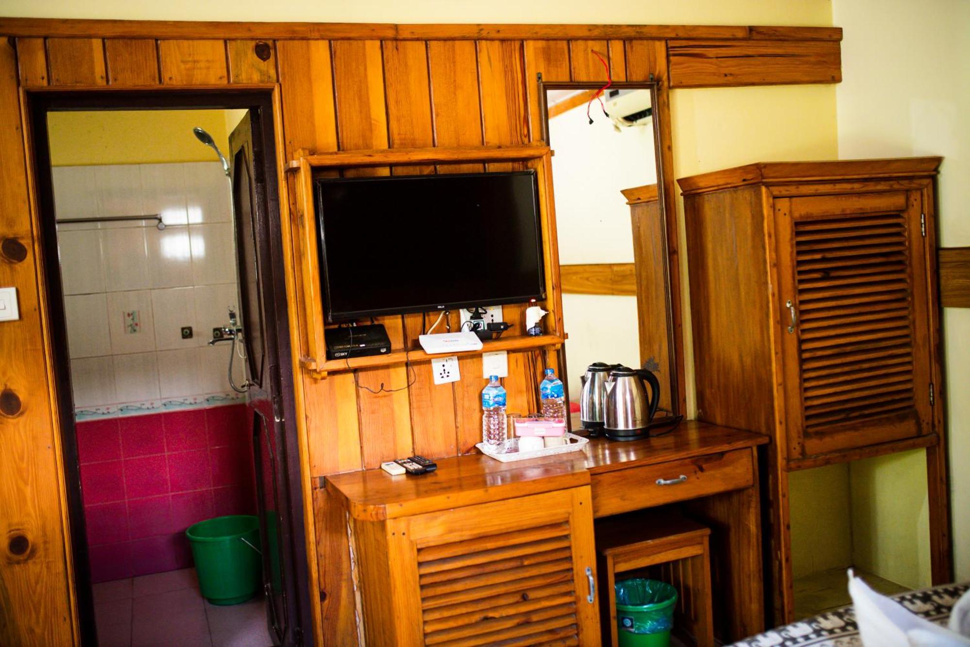 Chitwan Riverside Resort Sauraha Bagian luar foto