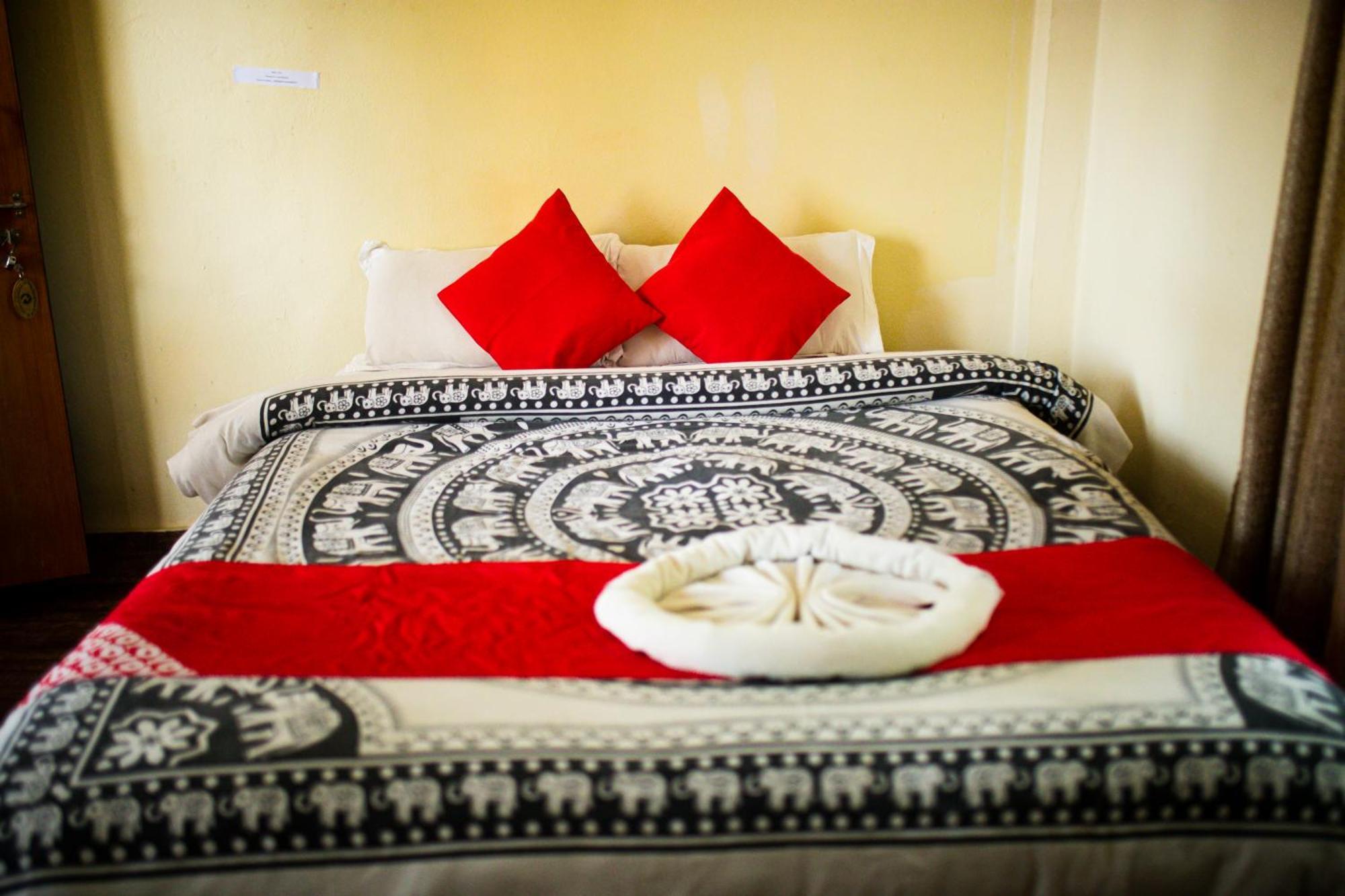 Chitwan Riverside Resort Sauraha Bagian luar foto