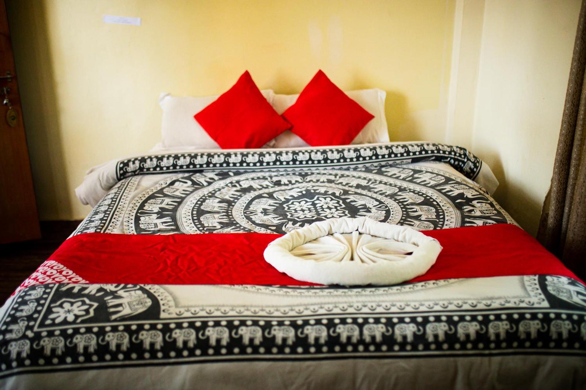 Chitwan Riverside Resort Sauraha Bagian luar foto