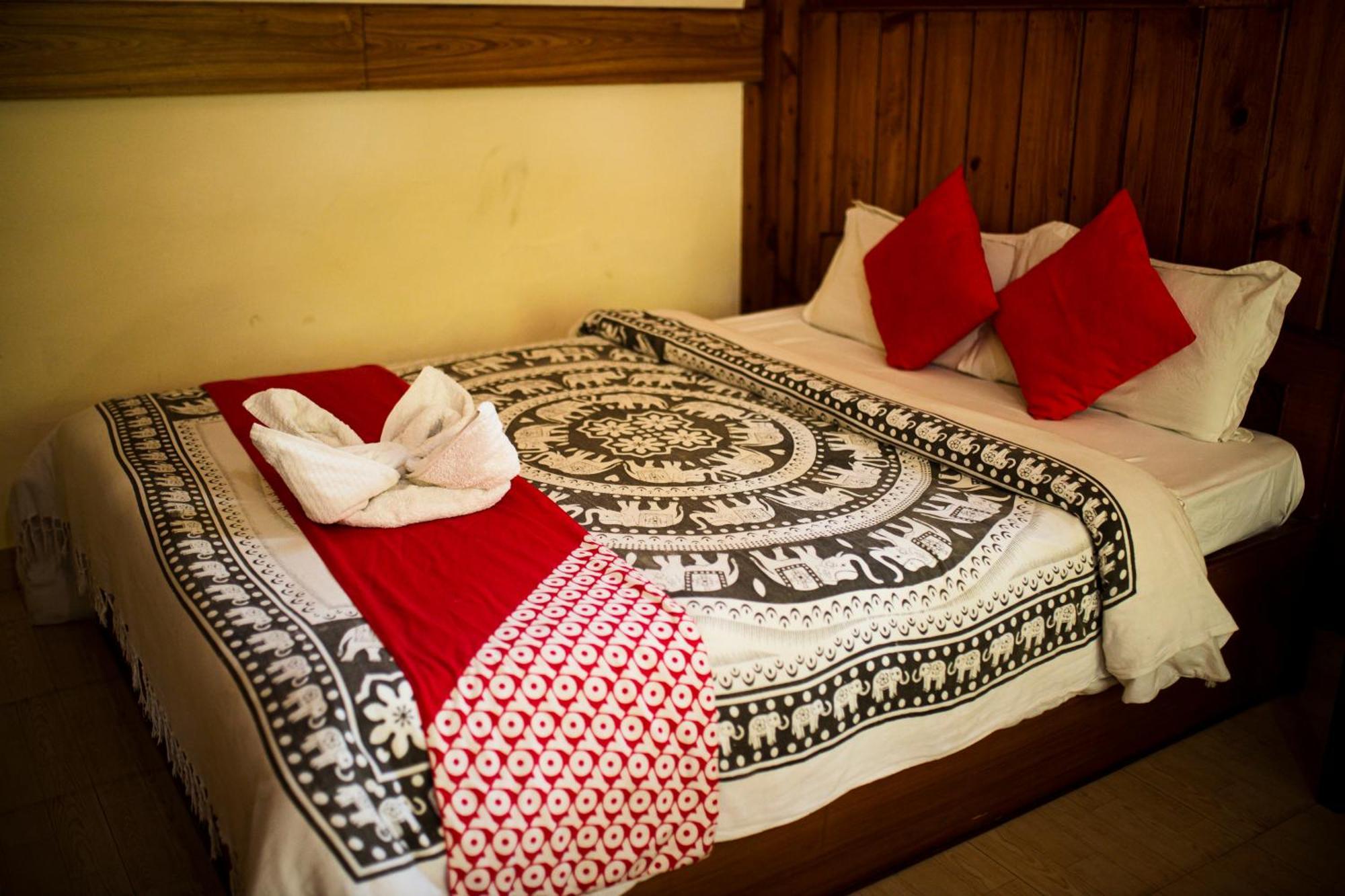 Chitwan Riverside Resort Sauraha Bagian luar foto