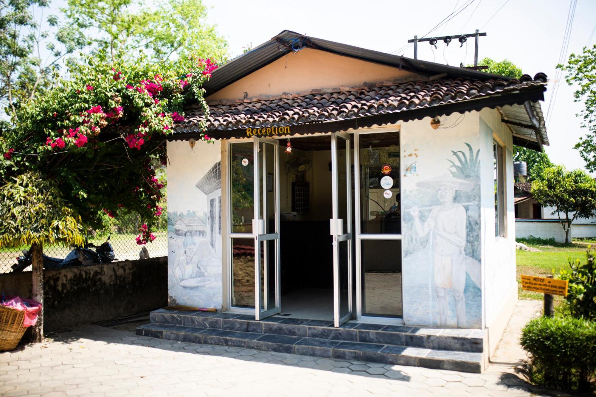 Chitwan Riverside Resort Sauraha Bagian luar foto