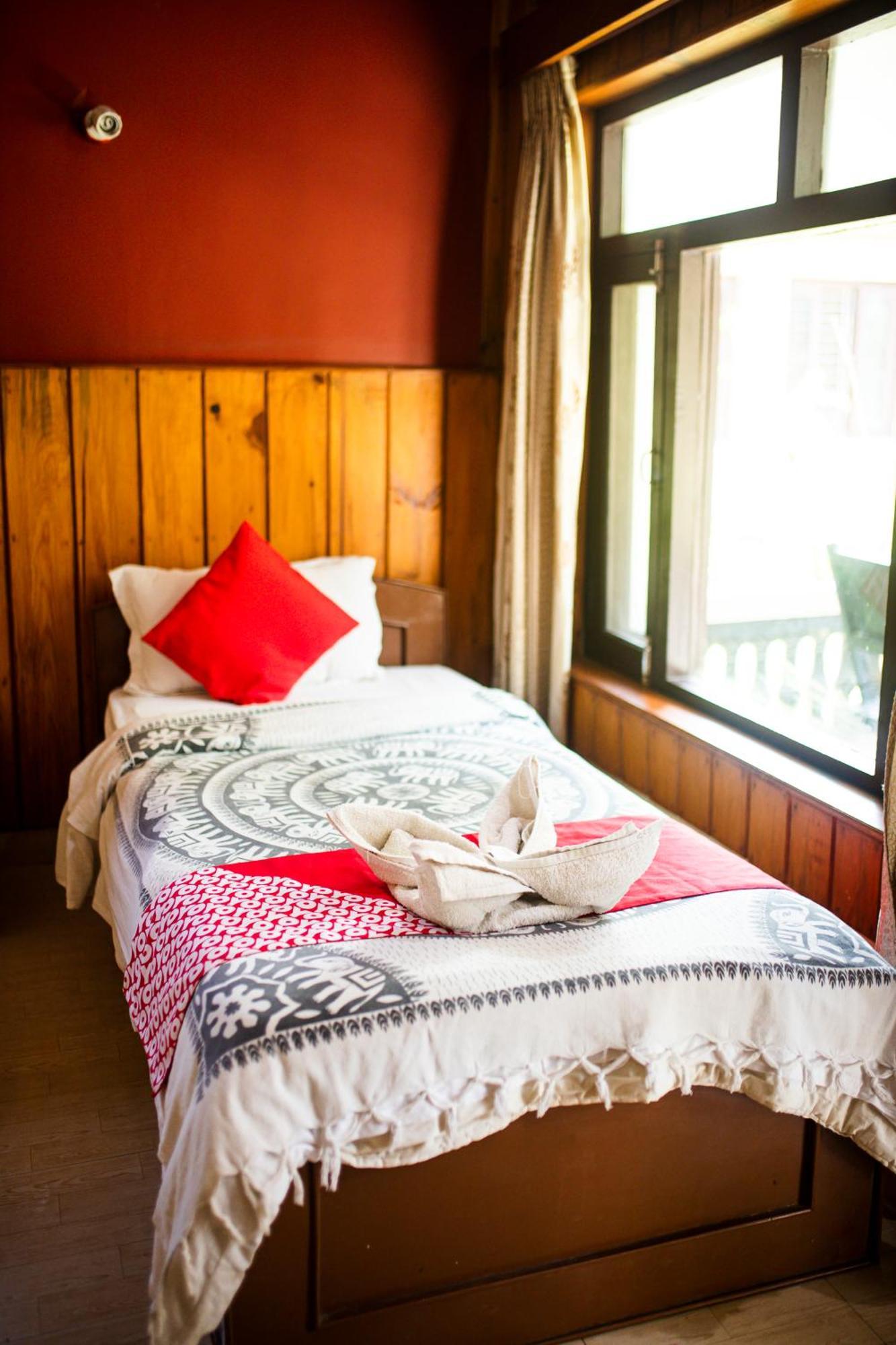 Chitwan Riverside Resort Sauraha Bagian luar foto
