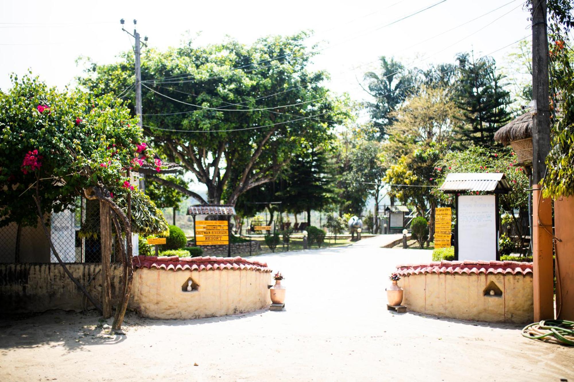 Chitwan Riverside Resort Sauraha Bagian luar foto