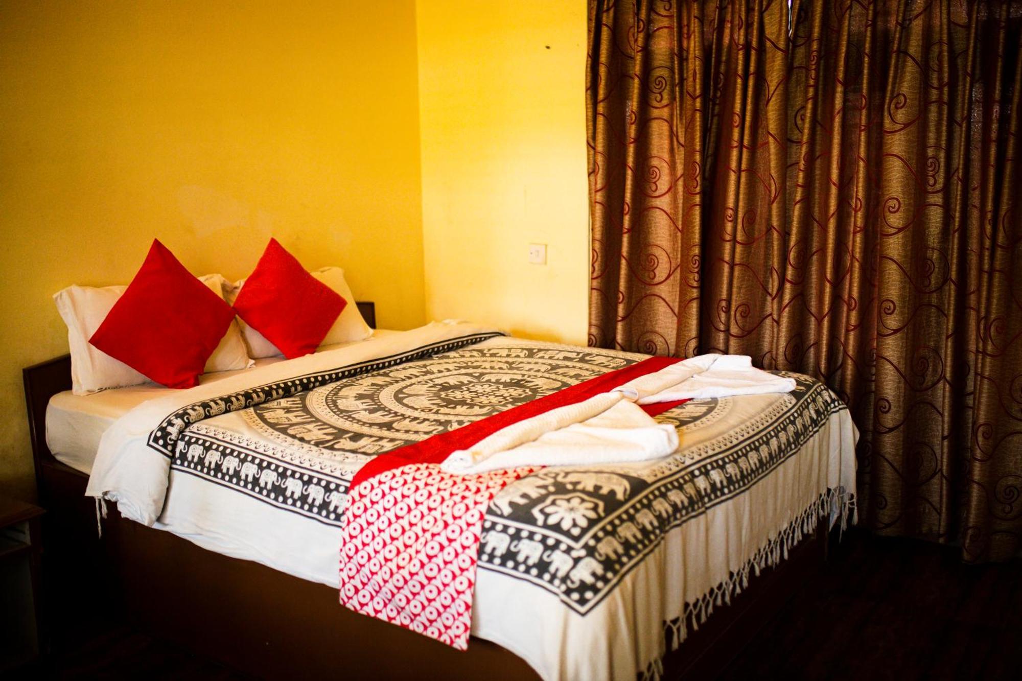 Chitwan Riverside Resort Sauraha Bagian luar foto