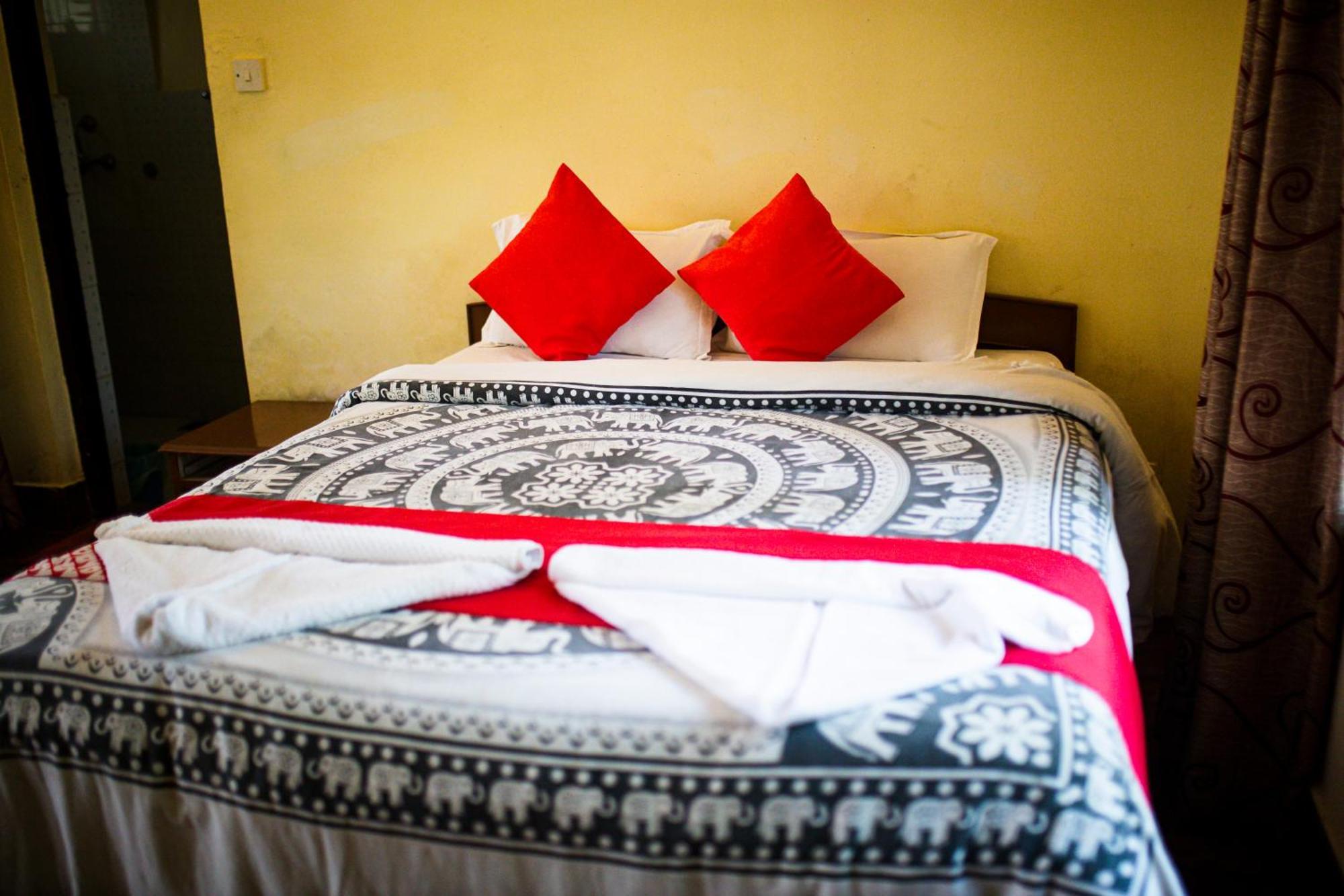Chitwan Riverside Resort Sauraha Bagian luar foto