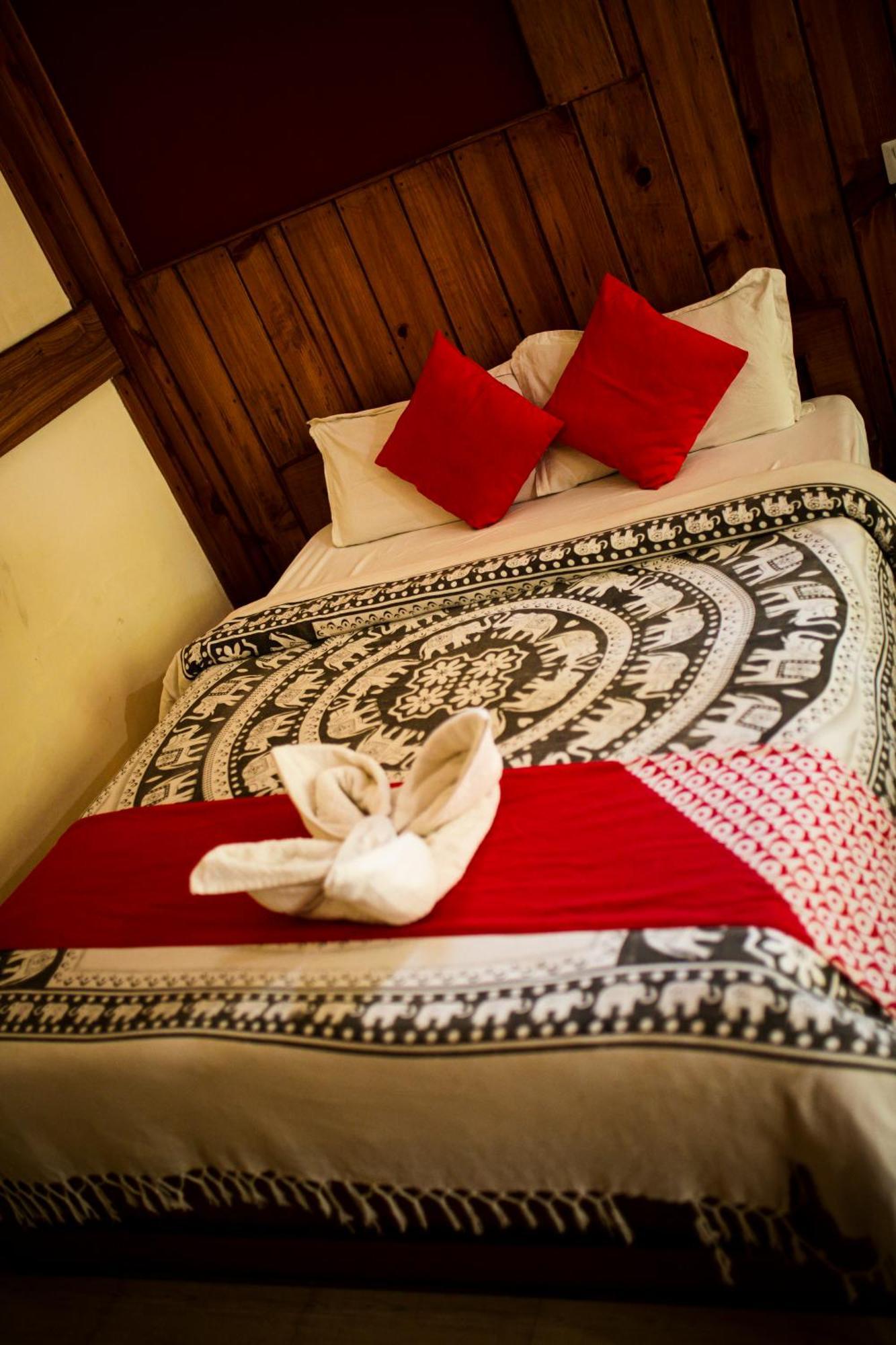 Chitwan Riverside Resort Sauraha Bagian luar foto