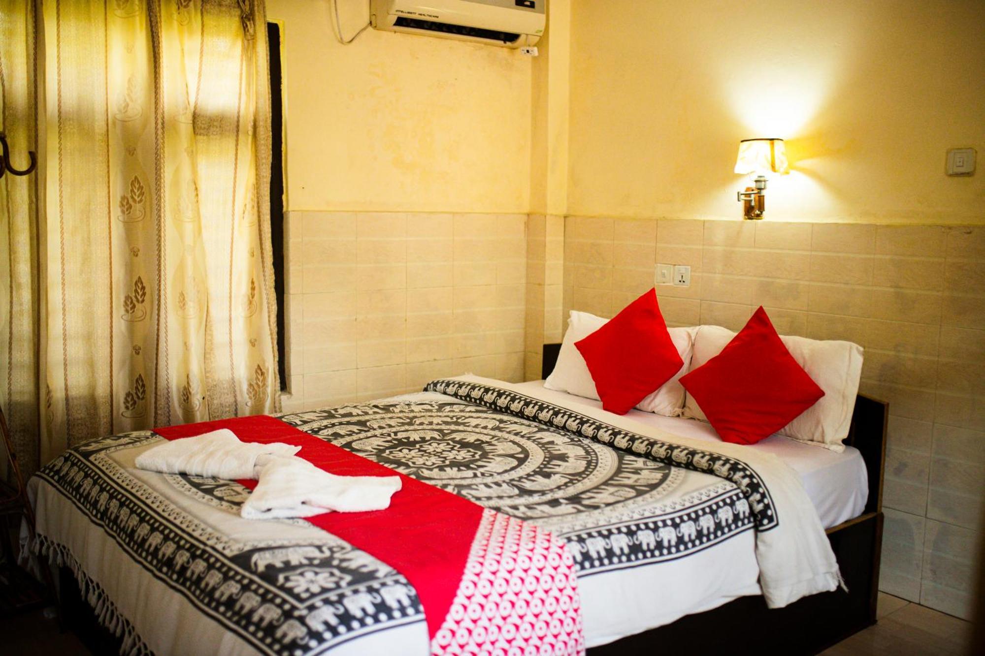 Chitwan Riverside Resort Sauraha Bagian luar foto