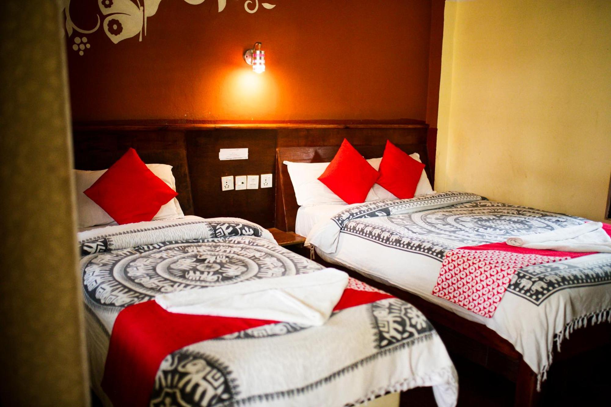 Chitwan Riverside Resort Sauraha Bagian luar foto