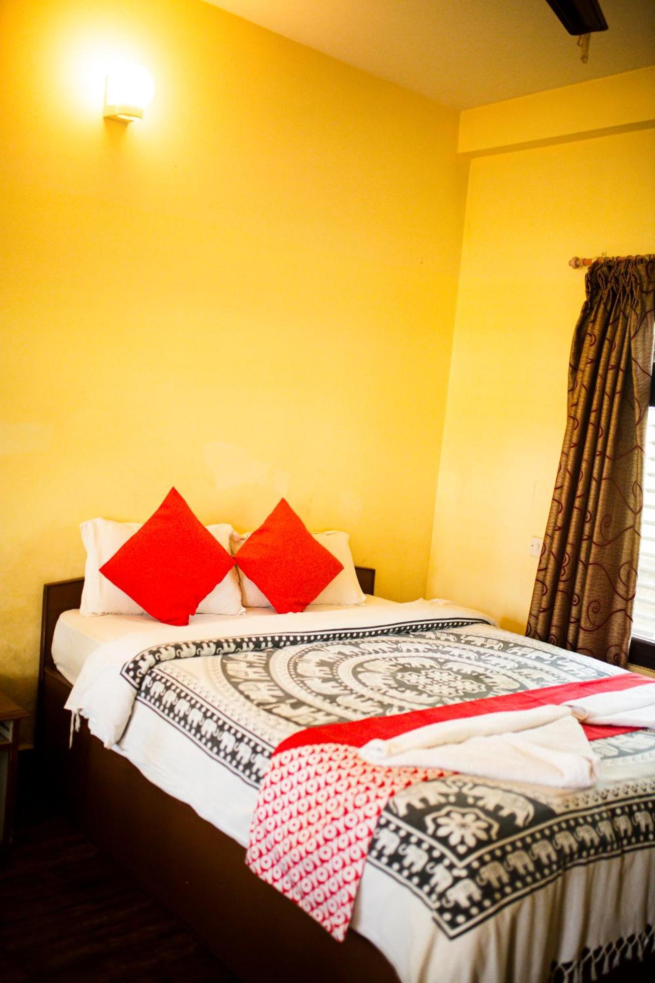 Chitwan Riverside Resort Sauraha Bagian luar foto