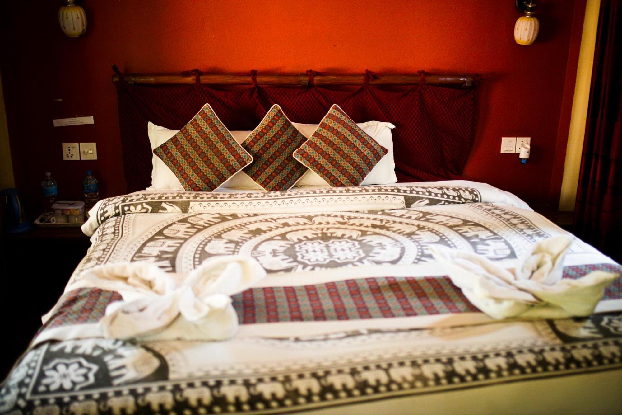 Chitwan Riverside Resort Sauraha Bagian luar foto