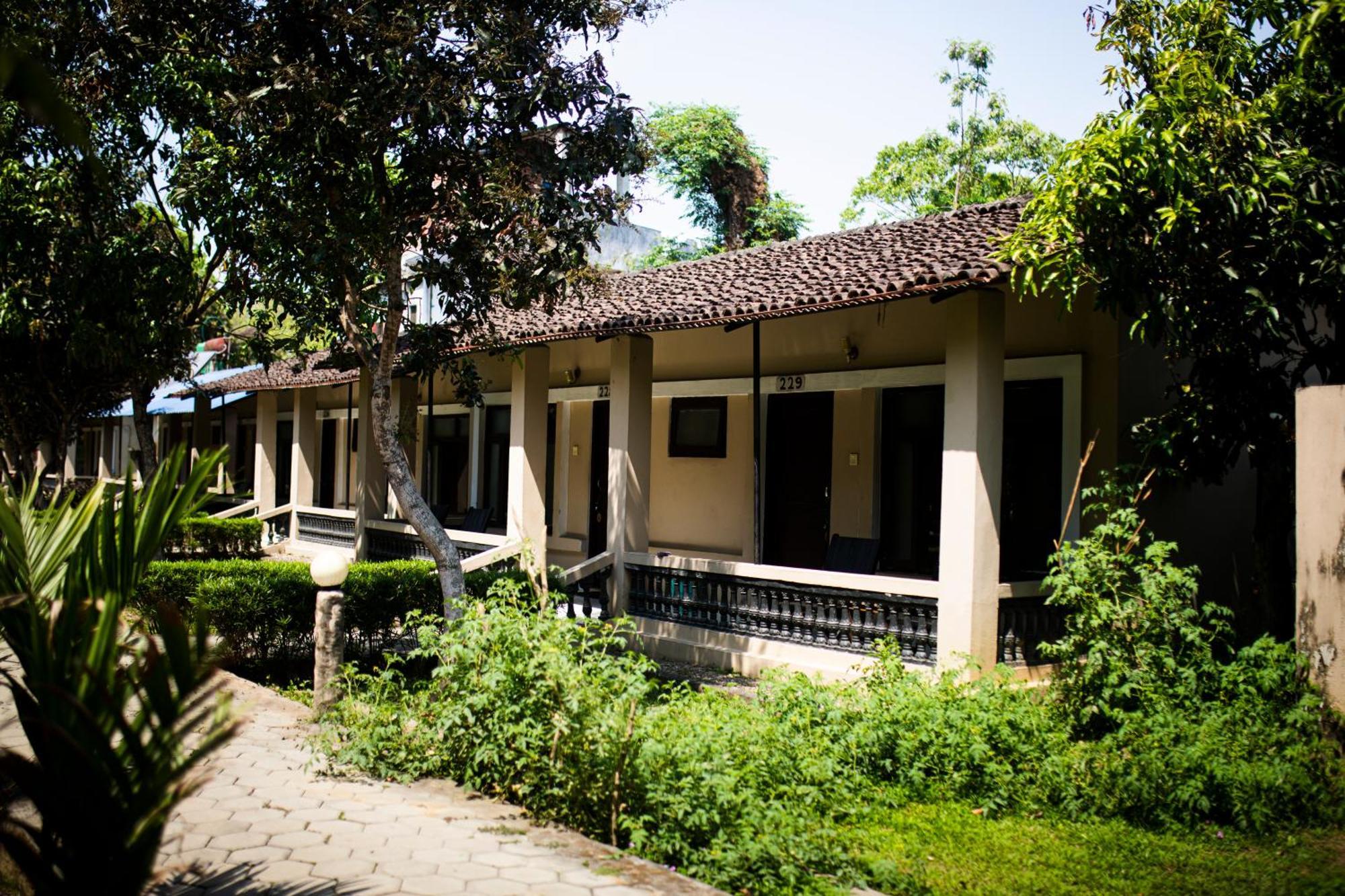 Chitwan Riverside Resort Sauraha Bagian luar foto