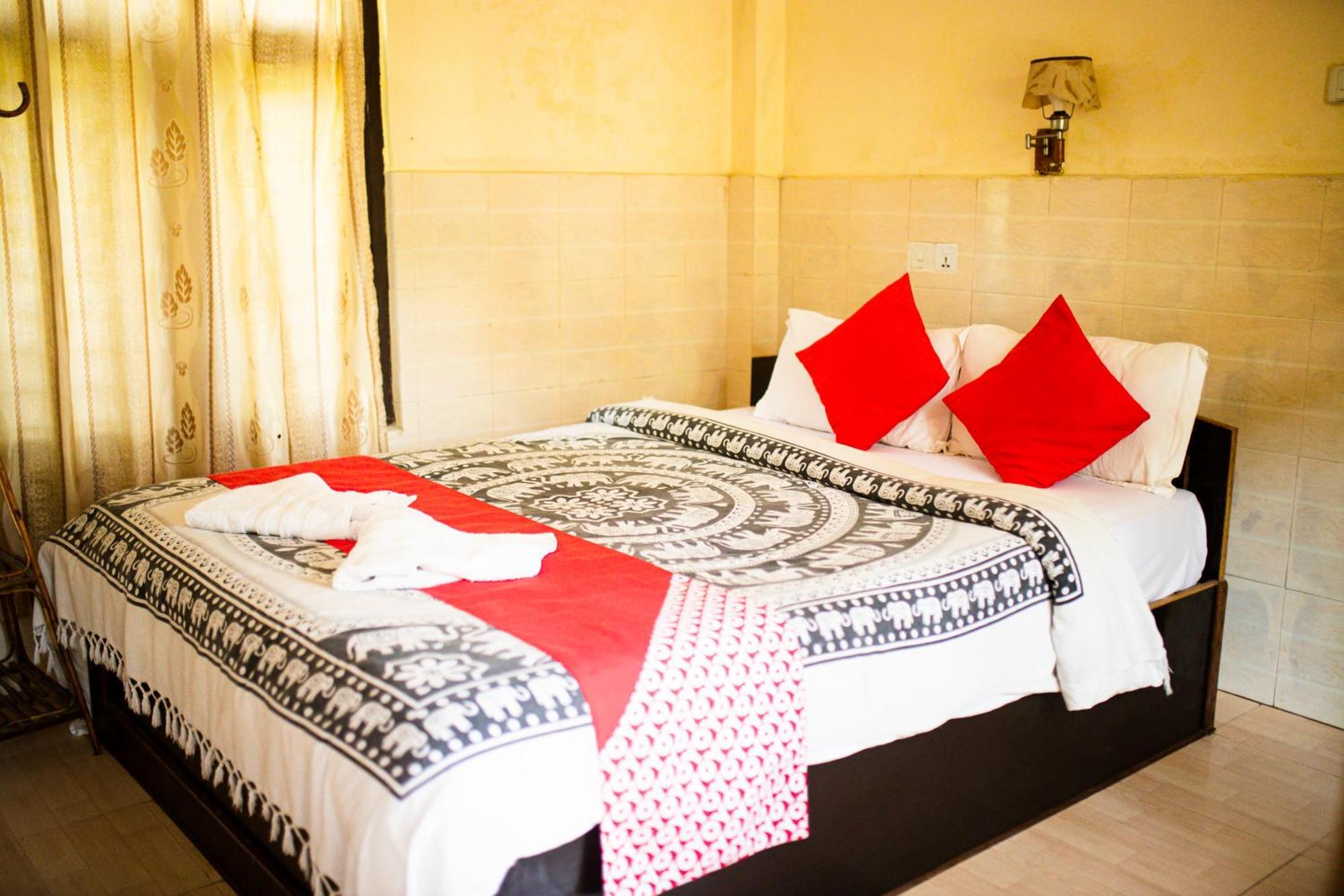 Chitwan Riverside Resort Sauraha Bagian luar foto