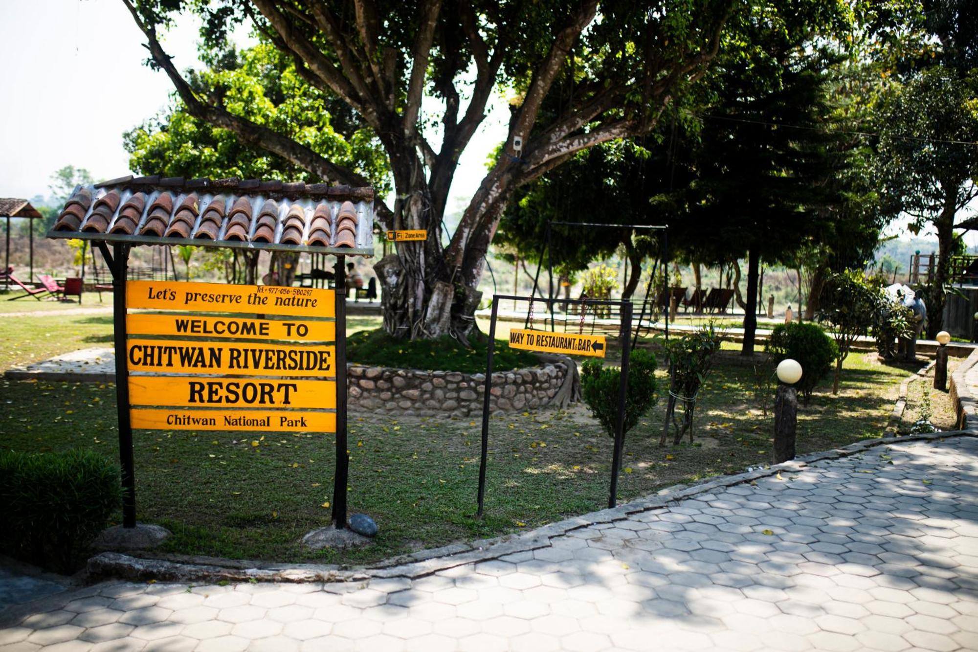 Chitwan Riverside Resort Sauraha Bagian luar foto