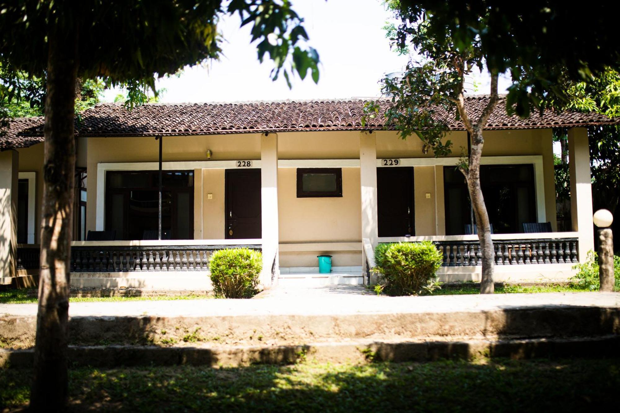 Chitwan Riverside Resort Sauraha Bagian luar foto