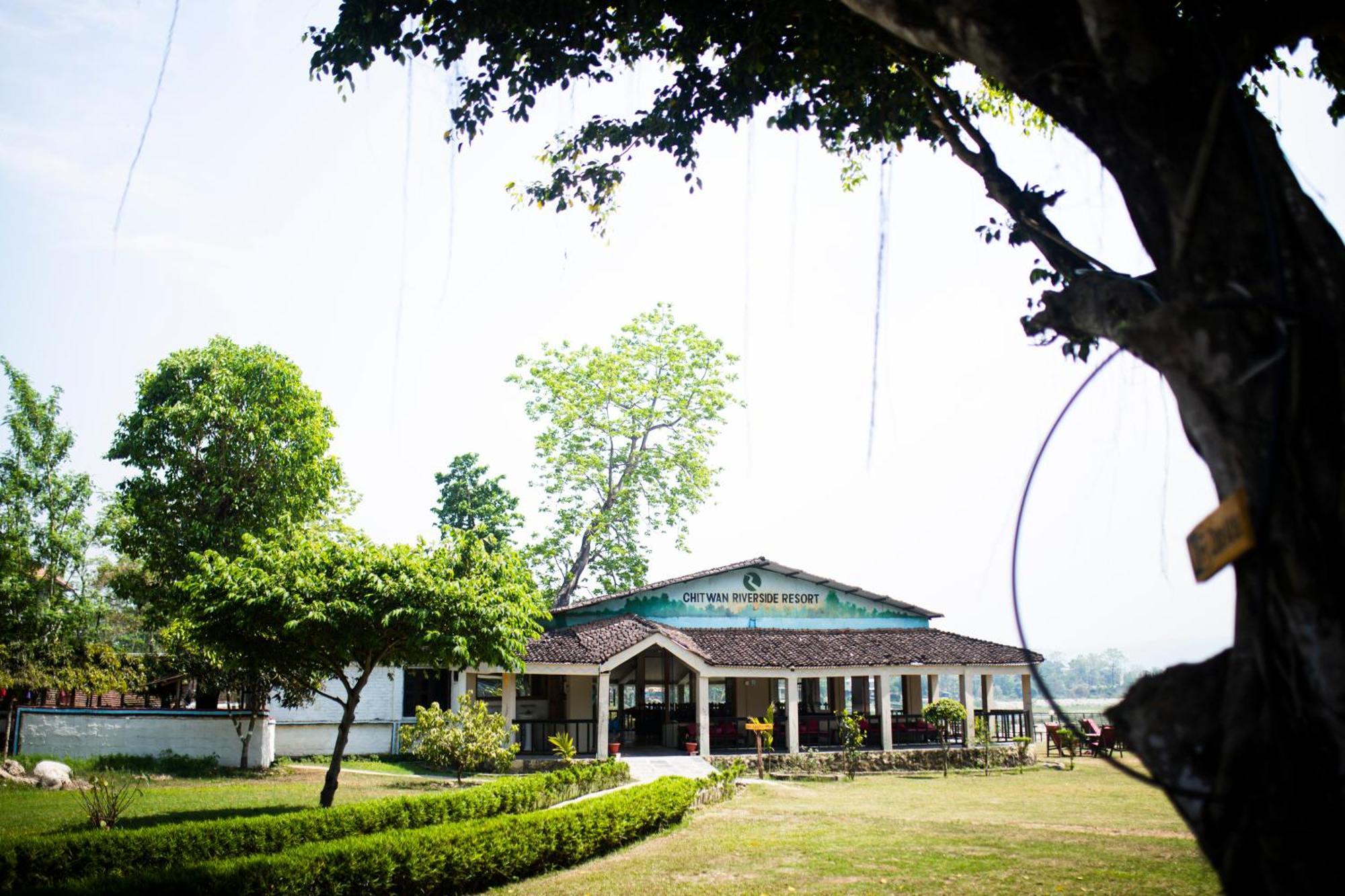 Chitwan Riverside Resort Sauraha Bagian luar foto
