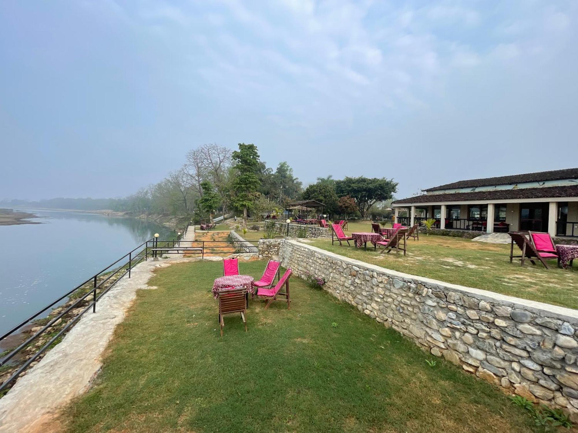 Chitwan Riverside Resort Sauraha Bagian luar foto