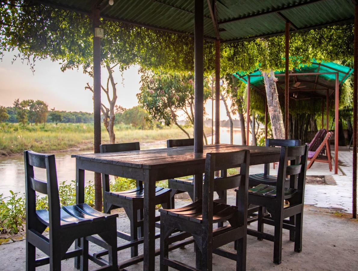 Chitwan Riverside Resort Sauraha Bagian luar foto