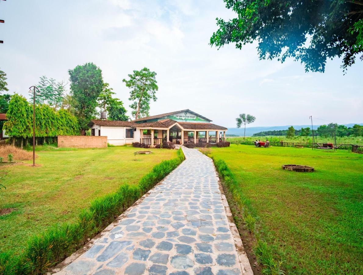 Chitwan Riverside Resort Sauraha Bagian luar foto