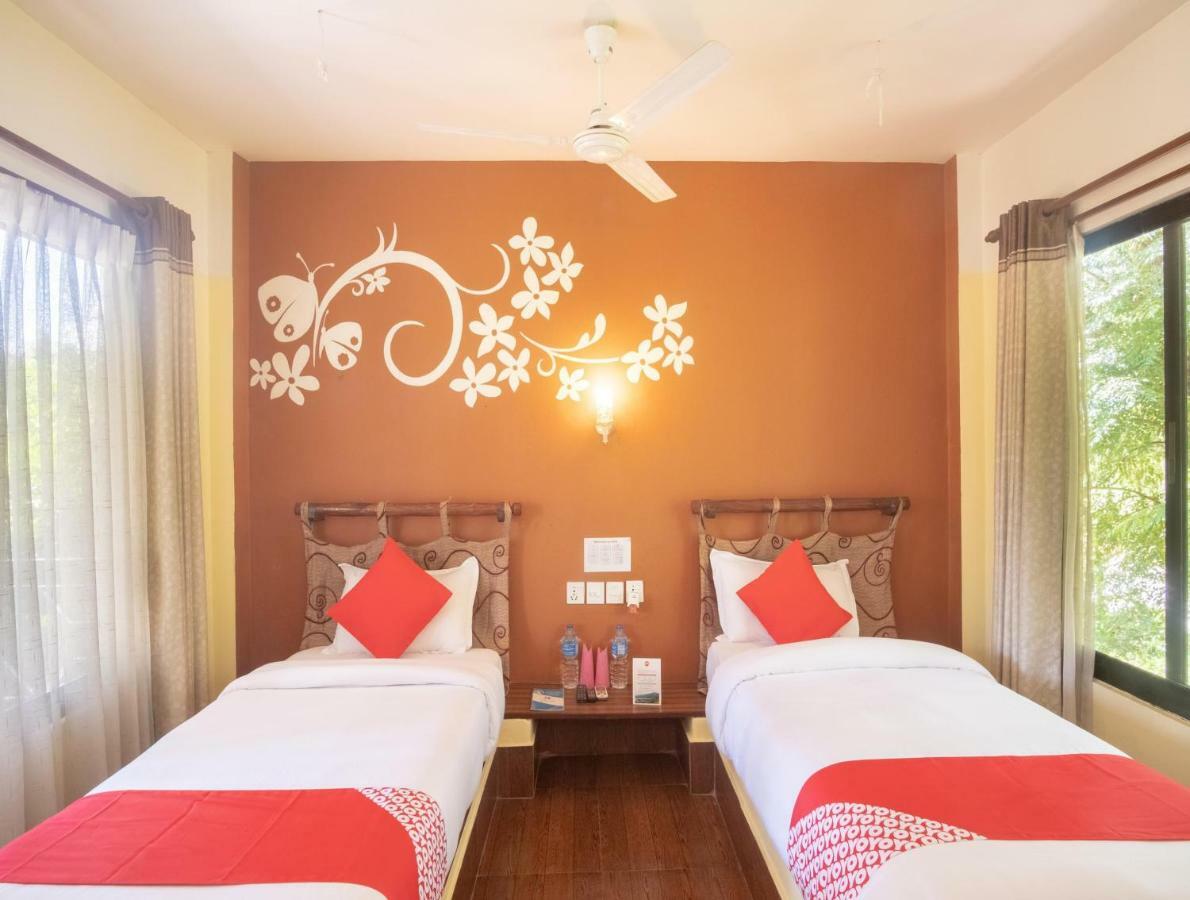 Chitwan Riverside Resort Sauraha Bagian luar foto