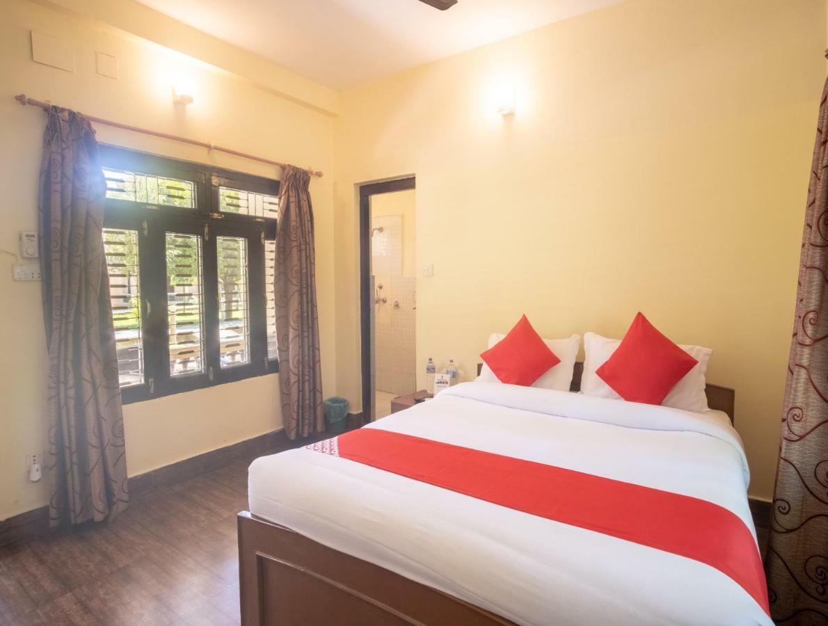 Chitwan Riverside Resort Sauraha Bagian luar foto