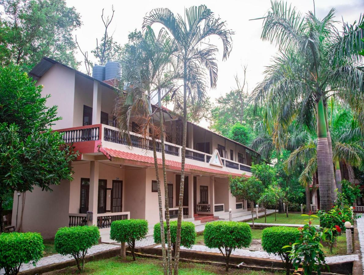 Chitwan Riverside Resort Sauraha Bagian luar foto