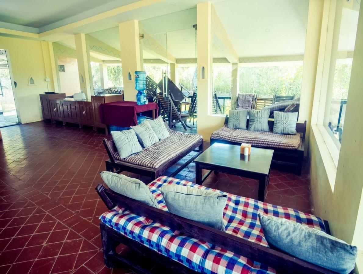 Chitwan Riverside Resort Sauraha Bagian luar foto