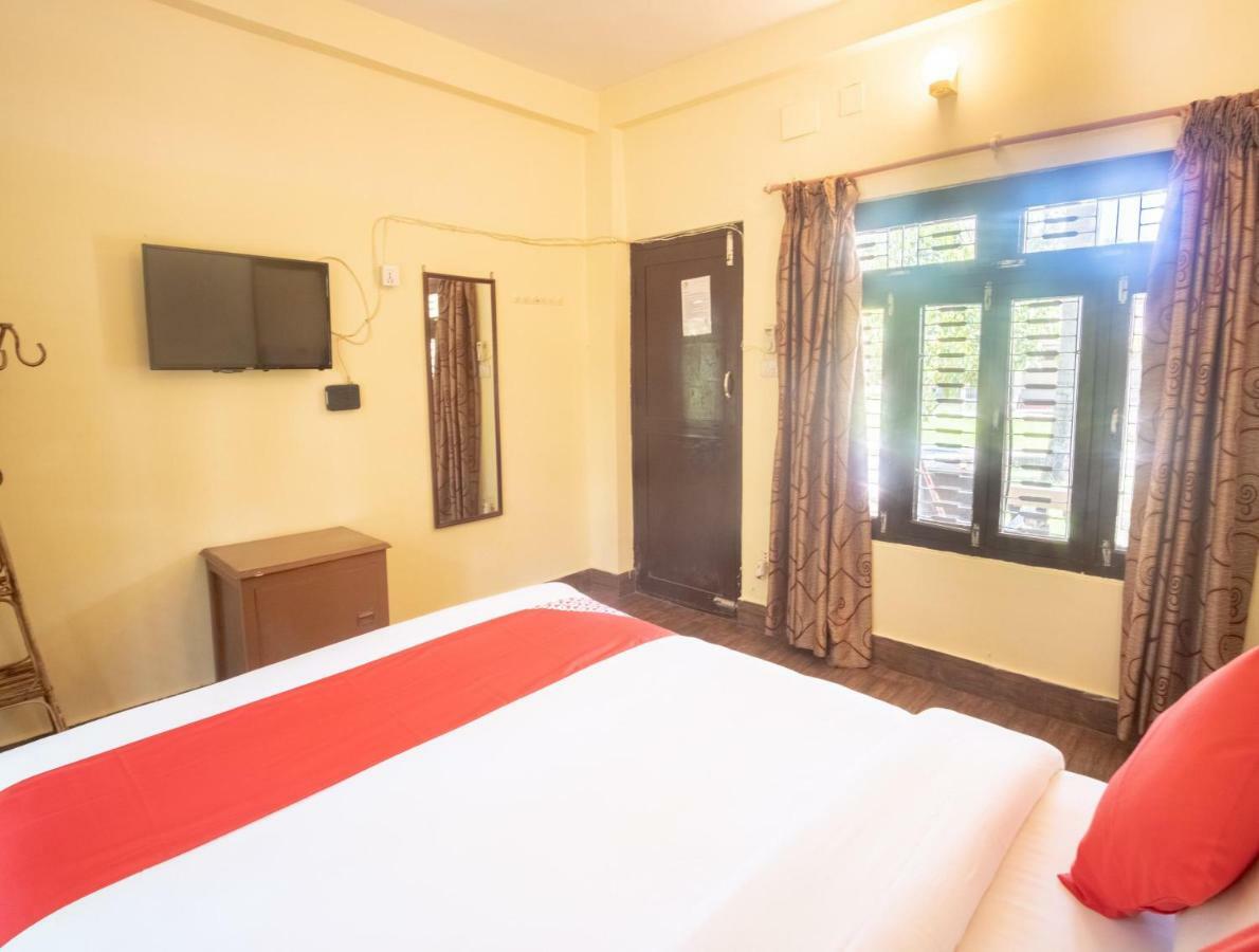 Chitwan Riverside Resort Sauraha Bagian luar foto