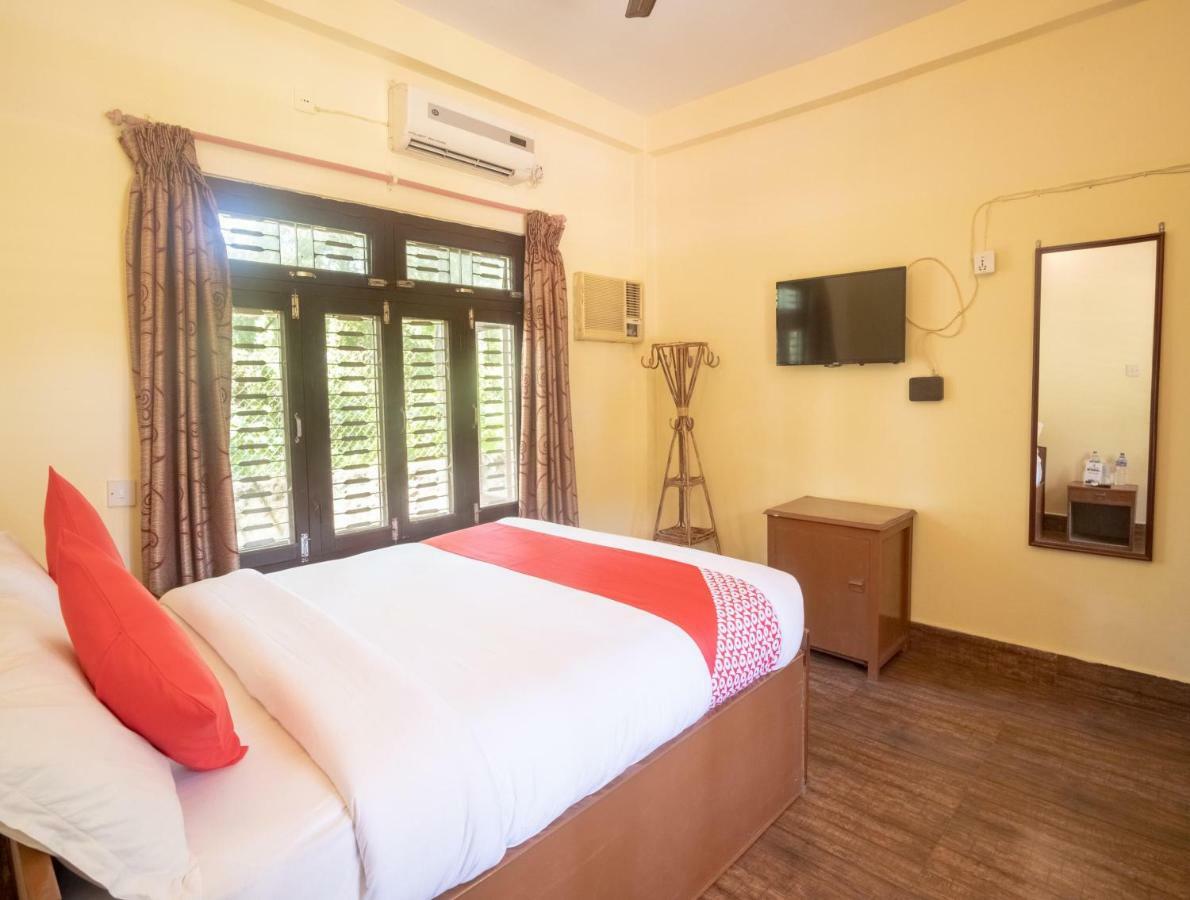 Chitwan Riverside Resort Sauraha Bagian luar foto