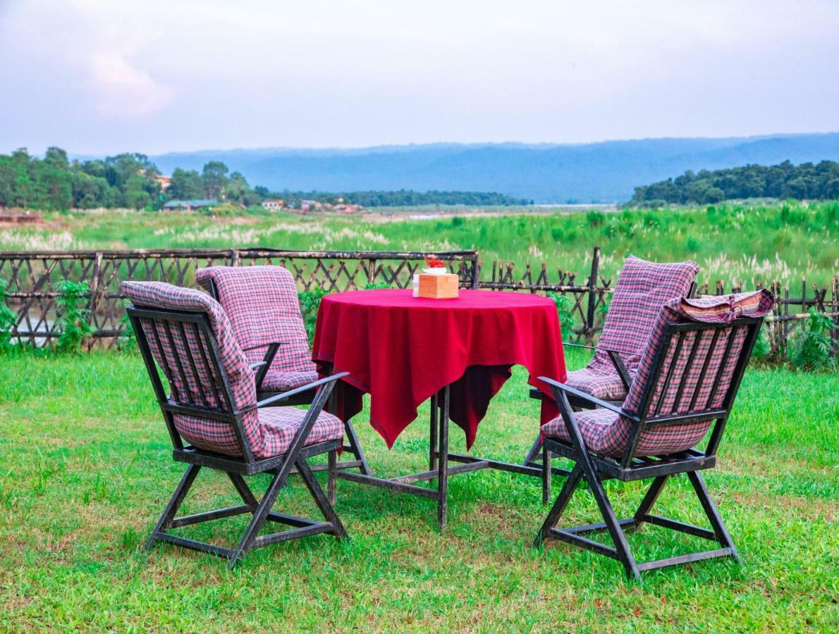 Chitwan Riverside Resort Sauraha Bagian luar foto