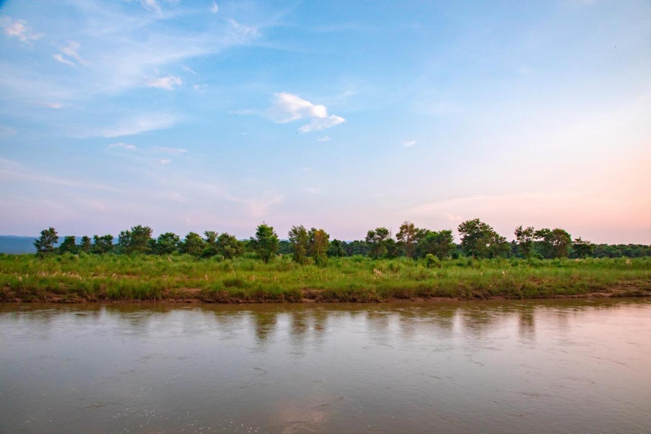 Chitwan Riverside Resort Sauraha Bagian luar foto