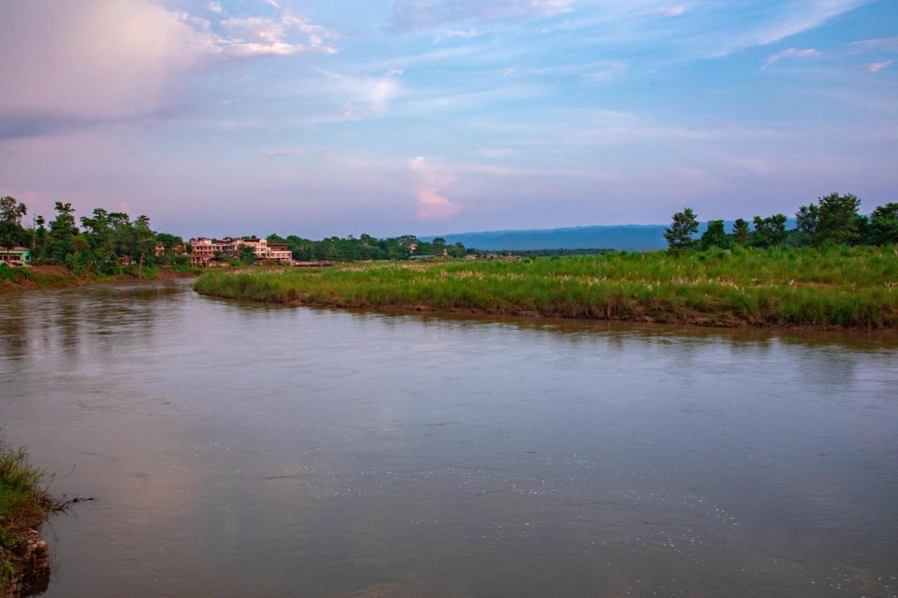 Chitwan Riverside Resort Sauraha Bagian luar foto